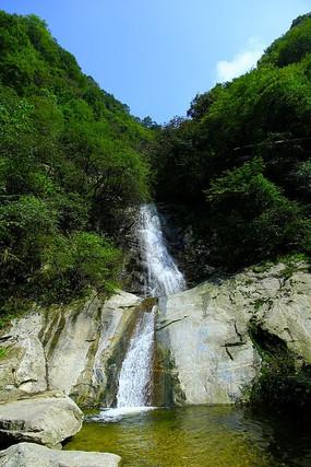 奶奶在院子里开辟了一块田地种了很多蔬菜句中的开辟可以换成什么近义词？